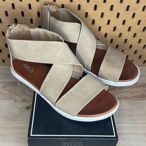 MIA Women's Beige Cross-Strap Sandals - NWT - size 8 - zipper in back
